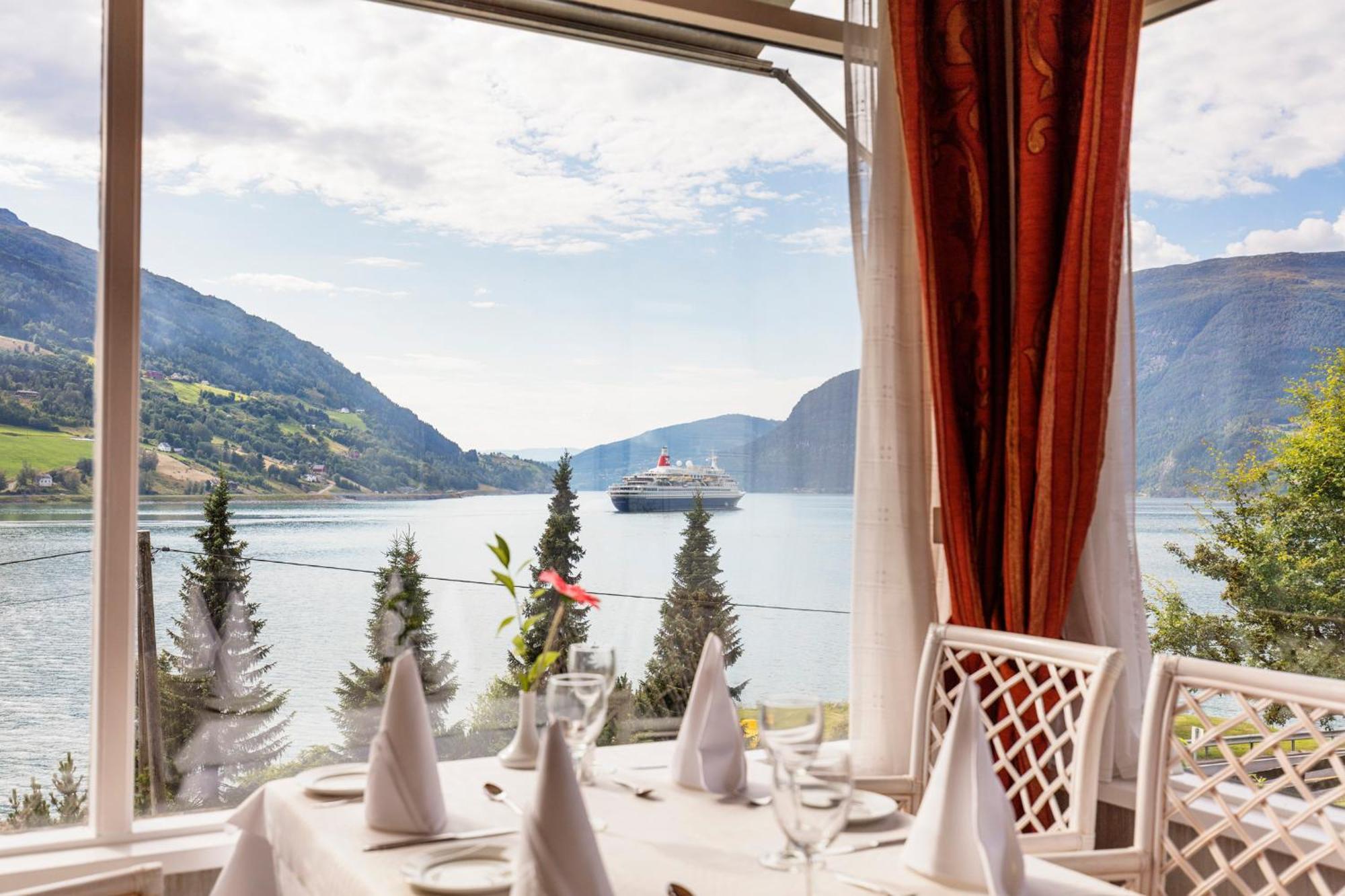Olden Fjordhotel Zewnętrze zdjęcie