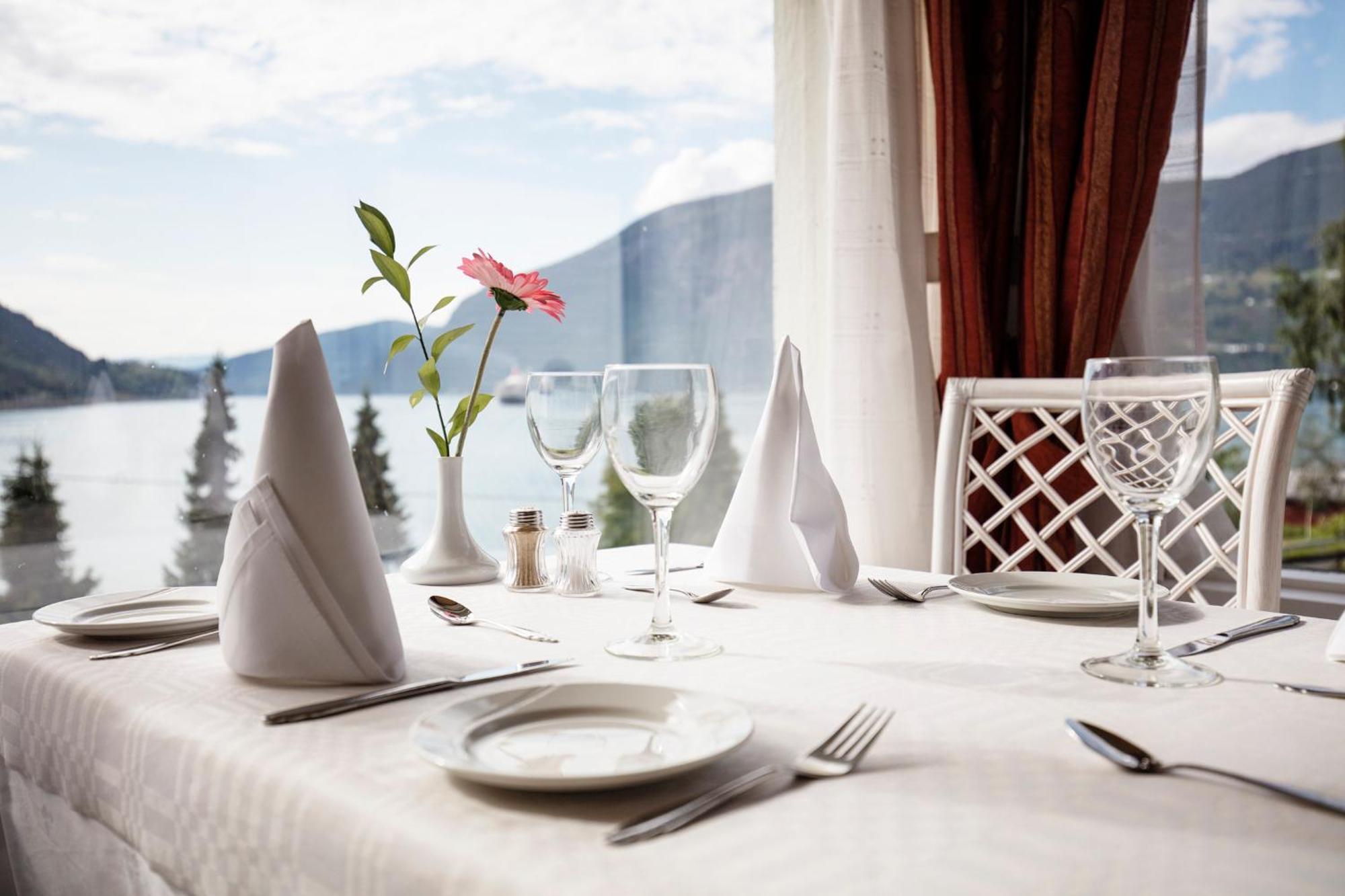 Olden Fjordhotel Zewnętrze zdjęcie